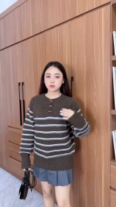 Áo Len Dáng Rộng Co Giãn Cổ Phối Cúc Gỗ Họa Tiết Sọc Ngang MINIMAL