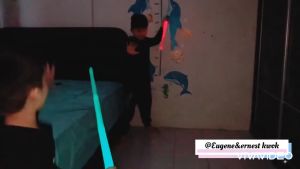 【Grosir Murah】2 Buah Pedang LED Mainan Double Bladed Lightsaber Star Wars Cosplay Warni Suara