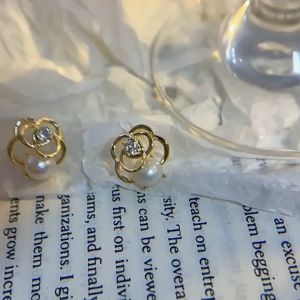 ANTING TITANIUM KOREA PEREMPUAN DEWASA MOTIF BUNGA KECIL MUTIARA PEARL AKSESORIS MEWAH ELEGAN ANT85