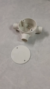 NANO NNJB-3/20 กล่องพักสาย3ทาง N สีขาวสำหรับท่อตรง20มม.(พร้อมแผ่นปิด+สกรู)