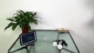 GUANG พัดลมโซล่าเซลล์ 18 นิ้ว พัดลมพกพา 16 นิ้ว สองหลอดไฟพลังงานแสงอาทิตย์ แบตเตอรี่ในตัว พัดลมตั้งพื้น พัดลมตั้งโต๊ะ