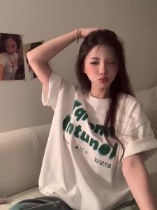 T-Shirt Wanita Putih Lengan Pendek - Motif Huruf Streetwear 2025  Katun Premium Bernapas & Sensasi Sutra Es  Desain Oversize Slim Fit Kerah Bulat  Tren Musim Panas Gaya Klasik Modern  Gaya Vintage Amerika Desain Eksklusif  Kaos Santai Untuk Hangout