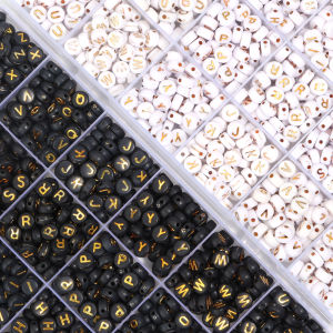 ชุดลูกปัดอะคริลิกรูปตัวอักษรภาษาอังกฤษ 1200 ชิ้น/กล่อง ลูกปัดแบนกลม พร้อมเชือกยางยืด สำหรับทำเครื่องประดับ DIY สร้อยข้อมือ