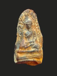 พระรอด กรุปทุมวดี (กู่คำ) วัดพระธาตุหริภุณชัย จ.ลำพูน เนื้อดินภูเขาไฟผสมเหล็กน้ำพี้ ประมาณพุทธศตวรรษที่ 12-13