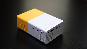 Proyektor mini miniatur YG300 dilengkapi dengan proyektor mikro portabel hi-1080p