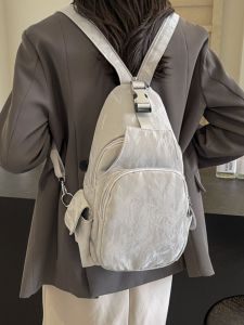 กระเป๋าเป้สะพายหลังเดินทางแบบสะพายข้างสีเงินสำหรับผู้หญิง กระเป๋าสะพายไหล่แบบอเนกประสงค์น้ำหนักเบา กระเป๋าคาดลำตัวขนาดเล็ก กระเป๋าใส่ของใช้สำหรับเด็กและเยาวชน