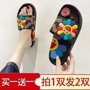 [ซื้อ1แถม1] รองเท้าแตะผู้หญิงฤดูร้อนใส่ไปข้างนอกน่ารักดอกทานตะวันแมทช์ลุคง่ายเน็ตไอดอลกันลื่นใส่สบายแฟชั่นส้นแบน