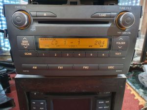 Máy phát nhạc 6 disk liền Amply Toyota Altis. Tính năng Đầu Radio 6 disk. radio. aux. tách ra từ xe Toyota Altil 2008 09 2010.