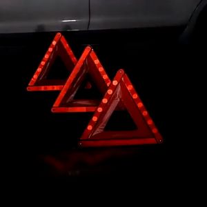 Cảnh báo nguy hiểm ô tô tam giác phản quang oto có thể gấp gọn tiện lợi