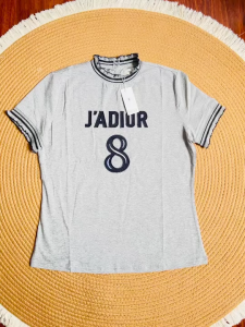 เสื้อยืดแขนสั้นสีเทา แต่งดีเทลตรงแขน เนื้อผ้าดี งานป้ายห้อย