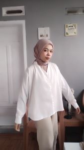Blouse Casual V-neck Pendek Lengan: Desain Pakaian Wanita Casual