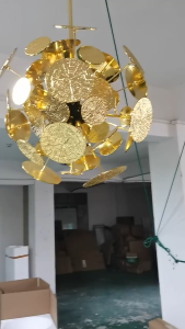 Đèn Chùm Lá Vàng Nghệ Thuật Xếp Tầng Sang Trọng