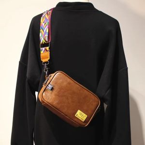 กระเป๋าสะพายข้างผู้ชายแบบสะพายข้างแฟชั่น สายกว้าง ซิปคู่ กระเป๋าสี่เหลี่ยมเล็กแบบสะพายข้าง กระเป๋าสะพายข้าง PU สำหรับวัยรุ่น