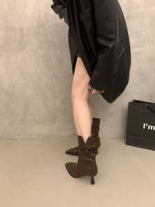 รองเท้าบูทส้นสูงทรงหัวแหลมแบบสวมหัวสั้นพร้อมกระเป๋า V ทรงหัวแหลม ส้นสูง รองเท้าบูทแฟชั่นฤดูใบไม้ร่วง/ฤดูหนาว สำหรับผู้หญิง