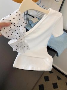 เสื้อยืดผู้หญิงแขนสั้นเปิดไหล่เซ็กซี่ ทรงสลิมฟิต ผ้าฝ้ายผสมคอวี ระบายอากาศได้ดี ใส่ไปทำงานได้ สไตล์เรียบง่าย ฤดูร้อน 2025