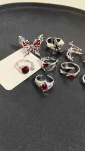 แหวนโลหะสีเงินสำหรับผู้หญิง สไตล์เกาหลี แฟชั่นวินเทจ เรขาคณิต ไม่สมมาตร คริสตัลสีแดง ดาว สีเงิน เครื่องประดับ Grunge Y2K EMO