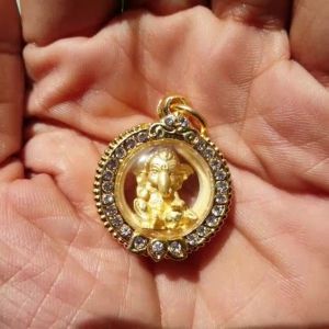 จี้ พระพิฆเนศ ปางนั่งประทานพร มี3แบบให้เลือก พร้อมกรอบทองไมค่อนฝังเพชรและ3กษัตริย์กรอบทองธรรมดากันน้ำ งานจิวลี่ สูง2.5ซม.กว้าง2.5ซม. หนา 1ซม.