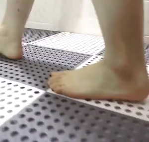 แผ่นกันลื่นในห้องน้ำ ในห้องครัว วัสดุผลิตจาก PVC มีปุ่มที่ใช้กันลื่น ทำความสะอาดง่าย ขนาด ประกอบง่าย กันน้ำและกันลื่น