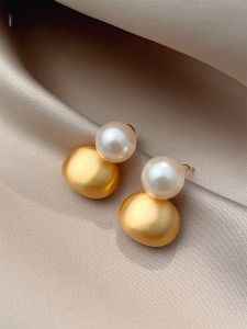 Fashionable Pearl Earrings Womens Luxury Sensation Color Block Brushed Metal Stud Earrings Versatile Accessory for All Occasions