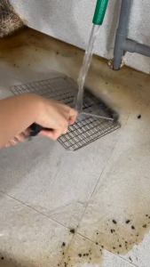 Cọ Vệ Sinh Vỉ Nướng BBQ Chữ Y Đầu Lông Thép Dây Xoắn Tay Cầm Đen Có Dây Treo Cho Gian Bếp