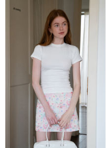 เสื้อยืดคอกลมแขนสั้นทรงสลิมฟิตสำหรับผู้หญิง EGGKA ฤดูร้อน 2025 เสื้อผ้าทำงานผ้าโพลีเอสเตอร์สีขาว สไตล์เรียบง่าย เสื้อผ้าทำงาน