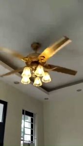 Quạt trần có đèn trang trí cánh thép sơn tĩnh điện có điều khiển từ xa và hẹn giờ tặng 5 bóng điện để lắp đèn