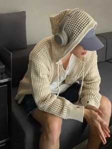 เสื้อสเวตเตอร์ถักมีฮู้ดสไตล์อเมริกันย้อนยุคสำหรับผู้ชายในช่วงฤดูร้อน เสื้อคลุมกันแดดแบบบางหลวมๆ ดีไซน์เก๋ไก๋ไม่ซ้ำใคร