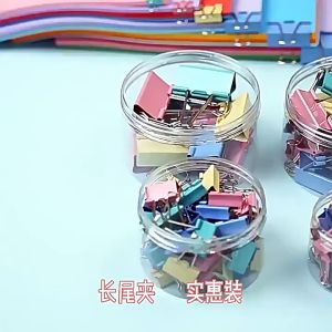 คลิปหนีบกระดาษคละสีพาสเทล 4 สี ขนาด 25 mm.48ชิ้น  และขนาด 32 mm.24ชิ้น บรรจุใส่กระปุกฝาเกลียวหยิบใช้งานสะดวก พร้อมส่ง