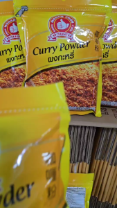 ผงกะหรี่ เครื่องเทศแบบไทยหอมมาก น้ำหนัก100กรัม และ500กรัม นิยมใช้ทำหมูสะเต๊ะ ข้าวหมกไก่ ปูผัดผงกะหรี่ ไก่ย่างบางตาล หรืออาหารที่ต้องการสีเหลืองทอง