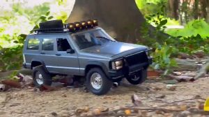 Xe điều khiển từ xa (RC) tỷ lệ 1:12 dẫn động 4 bánh thiết kế dựa trên dòng xe Jeep Cherokee