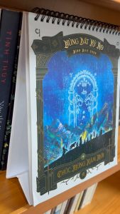 Lịch để bàn Nhã Nam Bính Ngọ 2026 - Vùng đất kỳ ảo (Nhã Nam 2026)