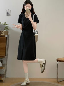ชุดเดรสสีดำยาวปานกลาง ทรงหลวม แขนสั้น คอตั้ง ผ้าฝ้ายผสมโพลีเอสเตอร์ ทรงหลวม ทรงสตรีท สไตล์เกาหลี ฤดูร้อน 2025