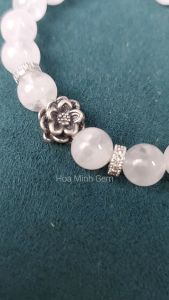 Vòng tay đá Thạch Anh Ưu Linh trắng tự nhiên size 9.8 li phối charm hoa sen bạc thái bánh xe đính đá | Hoa Minh Gem