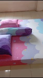 Sprei Karet Anti Badai Set Bantal Karakter Motif Awan Warna Ungu Pink Bahan Katun Adem Tidak Mudah Luntur Semua Ukuran Dari 80 sampai 200 dan Custom Size.