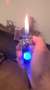 Bật Lửa Gas Đá Lộ Thiên 2 Chế Độ Có Đèn Led -Hộp Quẹt Gas Đá Độc Lạ