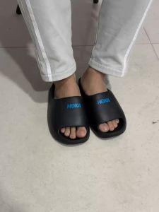 【แนะนำพิเศษ 103.11 ซุปเปอร์ซอฟท์】 HOKA ONE ONE ผู้ชายและผู้หญิงสี่ฤดูใหม่มัลติฟังก์ชั่ 3.5CM หนาแต่เพียงผู้เดียวกลางแจ้งบ้าน One Flip Flops ลื่นแฟชั่นสบาย ๆ ทนทานรองเท้าชายหาด HP8007