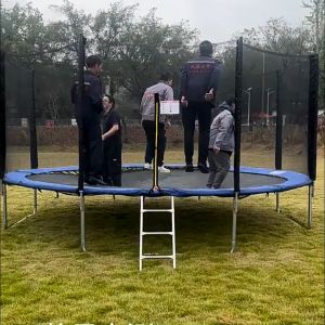แทรมโพลีน แทรมโพลีนกลางแจ้งสำหรับผู้ใหญ่มีความปลอดภัยและเชื่อถือได้ มีหลายขนาด ใช้ได้ทั้งในบ้านและนอกบ้าน เป็นอุปกรณ์ออกกำลังกายลดน้ำหนักที่ทนทานต่อการสึกหรอและทนทานต่อรังสียูวี สวนกลางแจ้ง