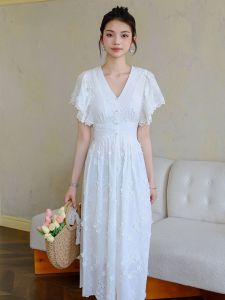 ON&ON | ชุดเดรสเน้นรูปร่างคอวีปักลูกไม้สไตล์ฝรั่งเศส