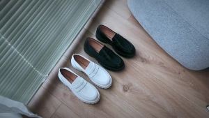 2024Split toe horse shoe for mens thick sole lace up shoes Tabi shoes patent leather Korean version trend casual leather shoes