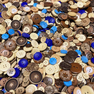Retro Wooden Coconut Shell Buttons Circular Four-Eyed Childrens Clothing Fasteners DIY Sewing Accessories from Guangdong