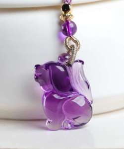 ดีจี้สุนัขอเมทิสต์ธรรมชาติแกะสลักสามมิติสีม่วงคริสตัลสะอาดน้ำวิญญาณใส! การแกะสลักมีความประณีต! น่ารักน่ารัก! สวมใส่ความโชคดีเพื่อปัดเป่าความชั่วร้ายวิญญาณความนิยมที่ดี! ส่งมอบสร้อยคอโซ่เงินที่สวยงาม