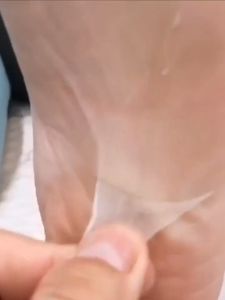 【Buy 1 get 3 free】Foot Mask Remove Dead Skin Foot Peeling Mask Moisturizing Remove calluses and dead skin Lavender herb脚膜peeling skin Nourishing Whitening 35ml Foot Care Prevent dry and cracked heels in fall and winter