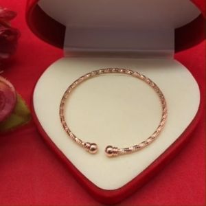 กำไล C หัวตุ้ม สีนาก ข้อต่อหัวตุ้มมีตำหนิ ฟรีไซส์ ปรับขนาดได้ตามต้องการ ชุบนาก ใส่อาบน้ำได้ รูปถ่ายจากสินค้าจริง