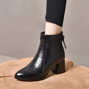 รองเท้าบูทสั้นสีแดง ผู้หญิง ของแท้ หนัง สไตล์เกาหลี รองเท้าบูทหุ้มข้อส้นหนาชี้นิ้วเท้ารองเท้าส้นสูงส้นกลาง ฤดูใบไม้ร่วง ฤดูหนาว รองเท้าแต่งงานสีแดง