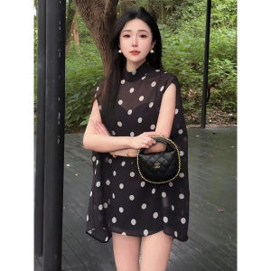 เสื้อเชิ้ตผ้าชีฟองสีดำลายจุดสไตล์ฝรั่งเศสย้อนยุคสำหรับผู้หญิงในช่วงฤดูร้อน ทรงหลวม แขนกุด ทรงเข้ารูป เสื้อเชิ้ตคอตั้ง