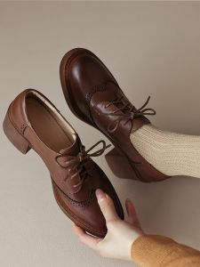 รองเท้าส้นหนาสไตล์บล็อกหนังแท้สไตล์ฝรั่งเศสสำหรับผู้หญิง รองเท้าส้นเตี้ยหัวมนแบบสวมสบาย สไตล์ยุโรป ฤดูใบไม้ผลิ 2025