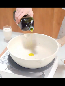 ชุดเครื่องครัว ชุด 4 ชิ้น อาหารไม่ติด ชุดหม้อ และกระทะ กระทะ หม้อซุป หม้อนม ใช้ได้กับเตาแม่เหล็กไฟฟ้า เตาเซรามิกไฟฟ้า