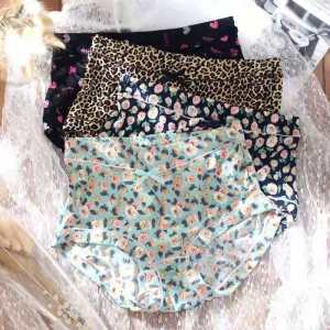 กางเกงชั้นในทรงสามเหลี่ยมเอวสูงผ้าไหมน้ำแข็งเนื้อเนียนลื่นสำหรับผู้หญิง กางเกงชั้นในผ้าฝ้ายแท้แห้งเร็วบางไม่มีขอบพิมพ์ลายไซส์ใหญ่คลุมสะโพก