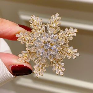 Gold Plated T Diamond Zirconia Eight Pointed Star Snowflake Brooch Pin High End Suit Jacket Pin Buckle Accessory for Women