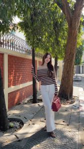 ขาว/น้ำตาล/เทา/ดำ SLYQ CUDDLE STRIPE OFF SHOULDER KNIT TOP เสื้อปาดไหล่แขนยาวลายขวาง ใส่เป็นคอถ่วงได้